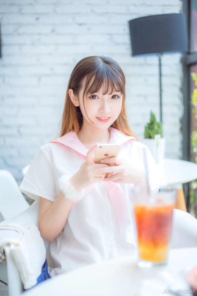 或许，我们终究会有那么一天：牵着别人的手，遗忘曾经的他。——三毛《雨季不再来》